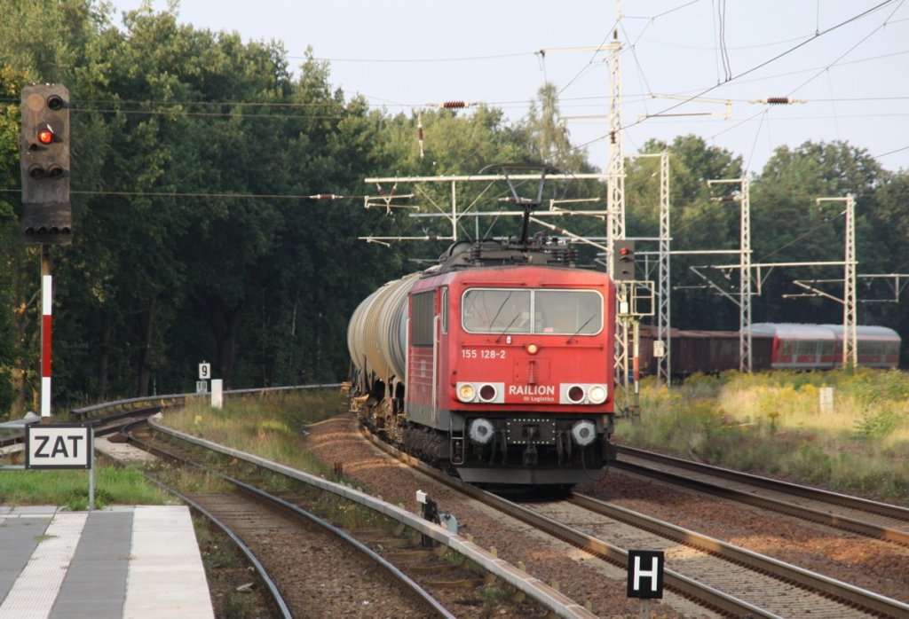 3.9.2012 Zepernick. 155 128 mit gemischten Gterzug und 2 Reisezugwagen am Schluss Richtung Karowe Kreuz.