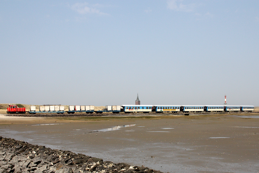 399 107-2 schlängelt sich mit ihren Zug durch das Wangerooger Wattenmeer zum Fähranleger. 23.04.2011