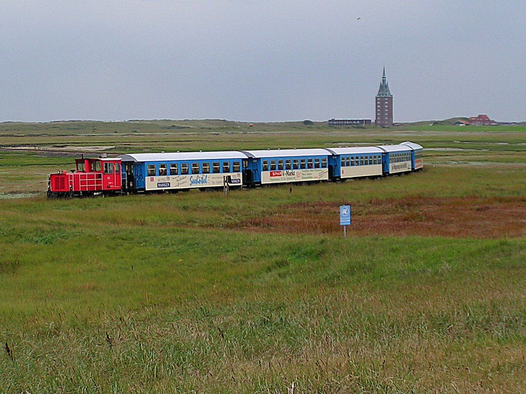 399 107-2 steuert Richtung Bahnhof Wangerooge, im Hintergrund der 1932 errichtete Westturm;060831
