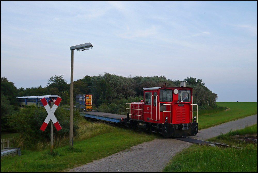 399 108-0 der Wangerooger Inselbahn zieht ihren Zug ber einen kleinen Weg, der auf dem Damm verluft, um dannach in die Wattwiesen zu fahren und die Urlauber zum Westanleger zu bringen. (29.08.2012)