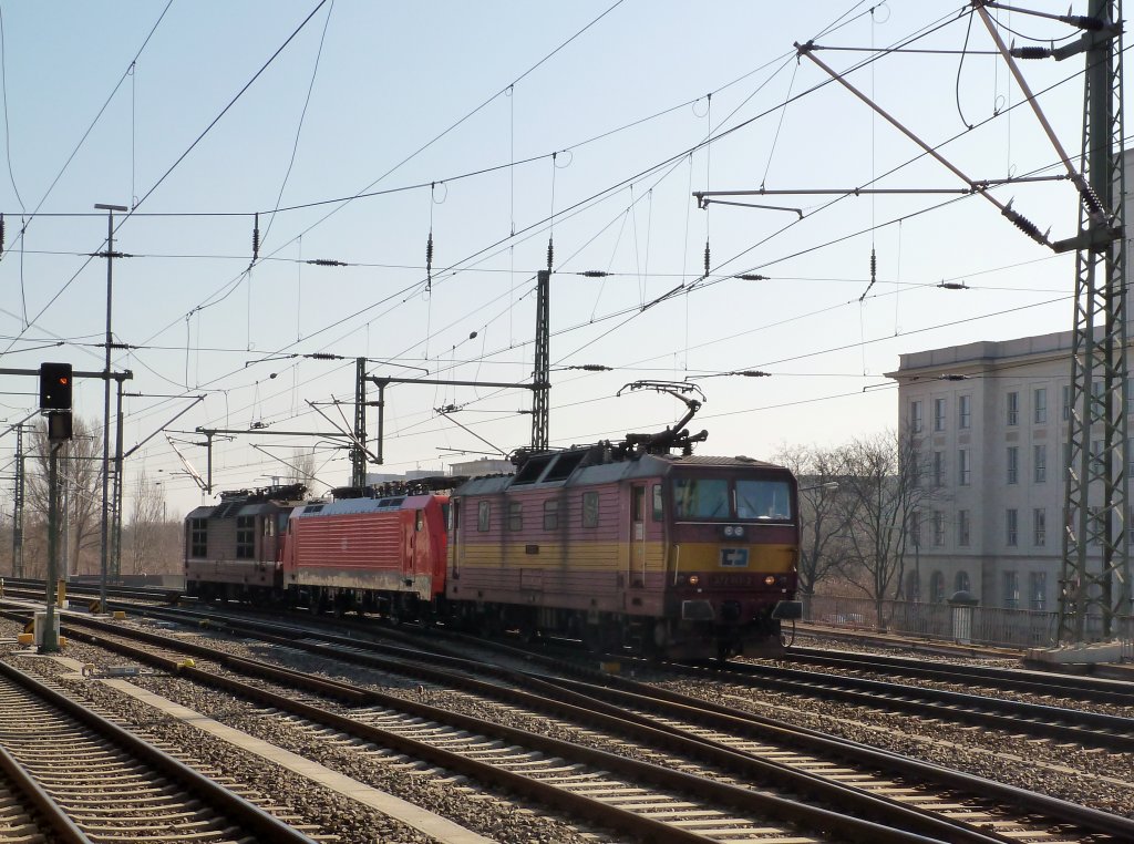 3er Lokzug gezogen von einer Tschechischen CD 373 013(Schild msste mal erneuert werden),189*** in der Mitte und am Schluss DB 180 011 kommend aus Bad Schandau.
Dresden HBF 02.03.11