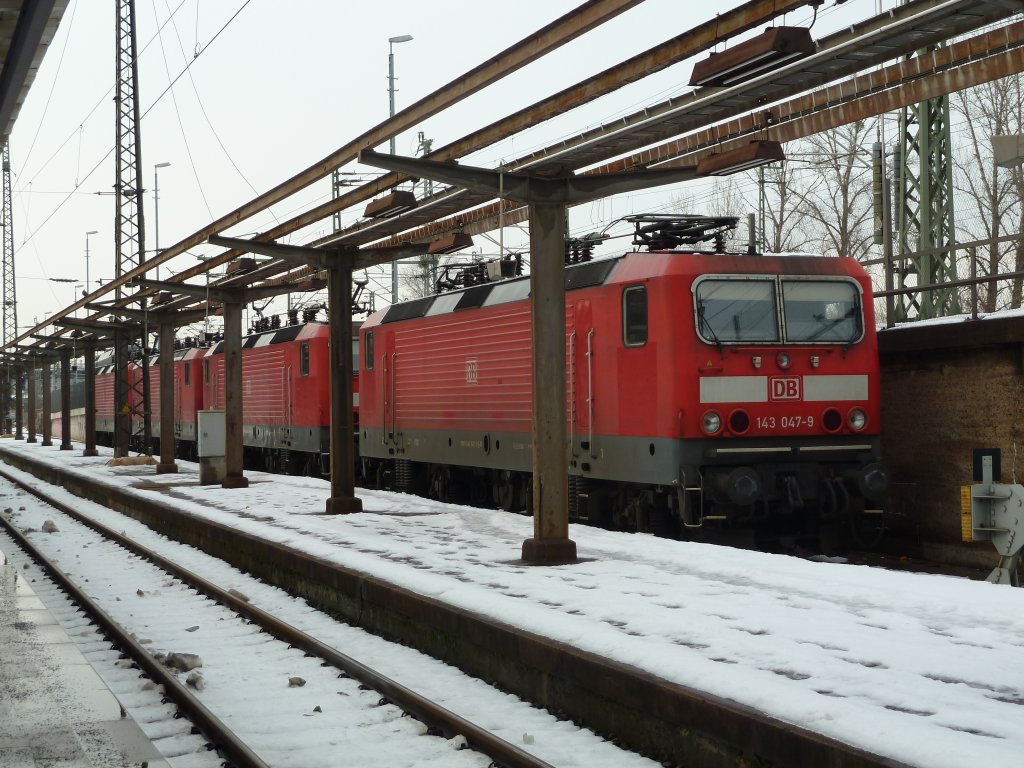 4 143er stehen abgestellt im Dresdner HBF.
Warscheinlich sind es die Loks der S1 da diese Jetz zum Teil durch 145er abgelst wurden.
Dresden 23.12.10