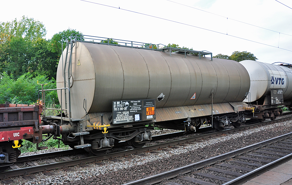 4-achsiger Kesselwagen aus Frankreich in einem gemischten G�terzug durch den Bf Bonn-Oberkassel - 08.10.2010
