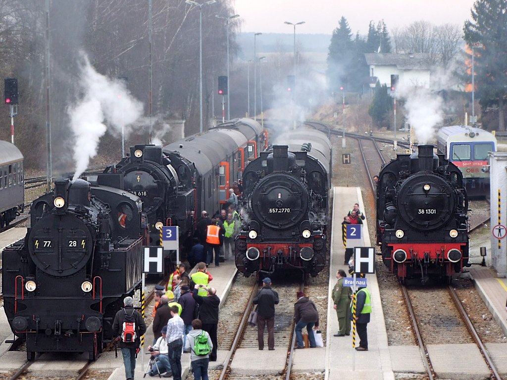  4 auf einen Streich ; bzw. 77-28,78-618;657.2770 sowie 38.1301 waren anl�sslich des  Dampflok-Spektakel
am Hausruck  im Rieder Bahnhof zu bewundern;110313