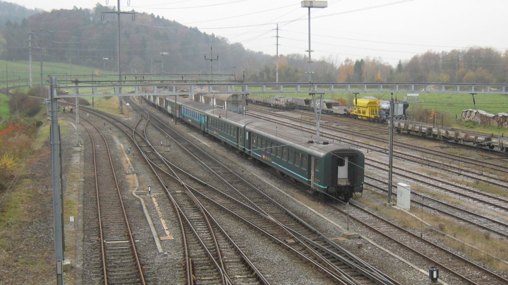 4 auf unbestimmte Zeit abgestellte SBB Wagen, 3 B(r) EWII und ein A EWI (NL) in Etzwilen, 16.11.2011.