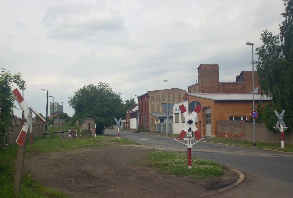 4 DDR Andreaskreuze. 3 mit, 1 ohne Lichtsignal. Anschlußbahn Nordbrand. Lange Straße Ecker Erfurter Straße. Nordhausen 15.06.2013