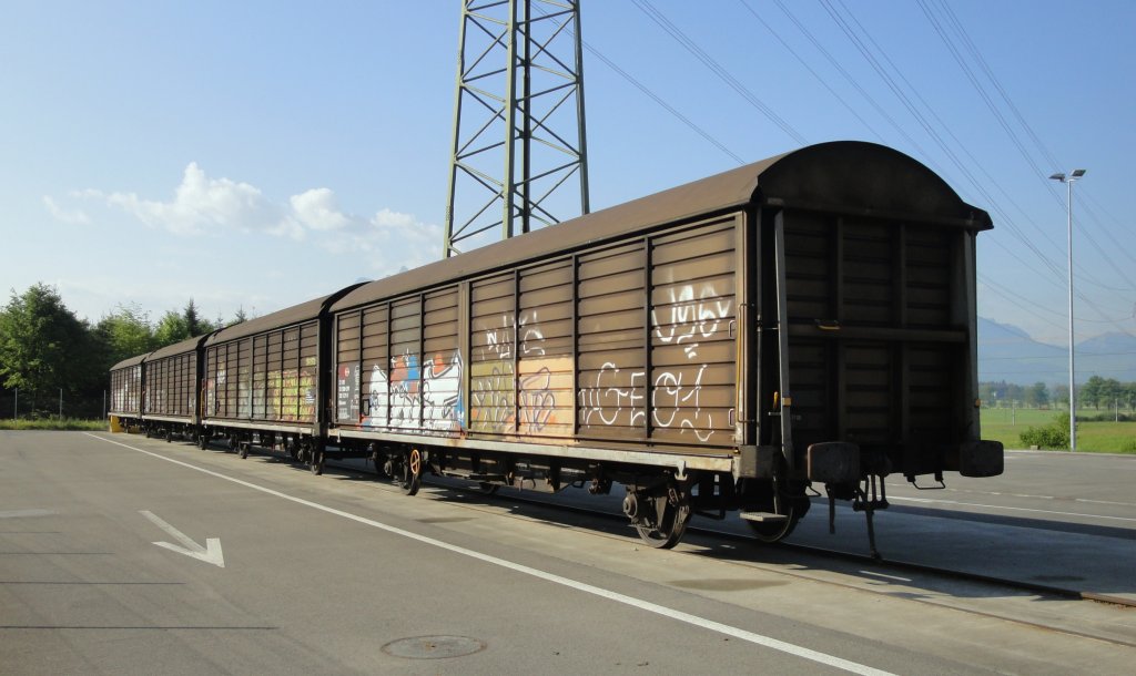 4 Hbis-ww stehen am 02.05.11 beim Freiverladeplatz in Rothenburg. Die Wagen dienen als Reserve-/Zusatzwagen fr die Express-Abfuhren der Camion-Transport AG.