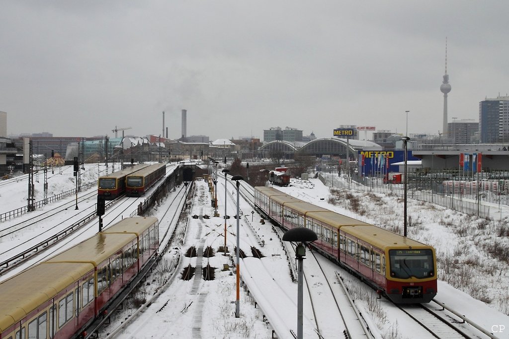 4 Triebzge der BR 481 tummeln sich zwischen Berlin-Warschauer Strae und dem Ostbahnhof. (30.1.2010)