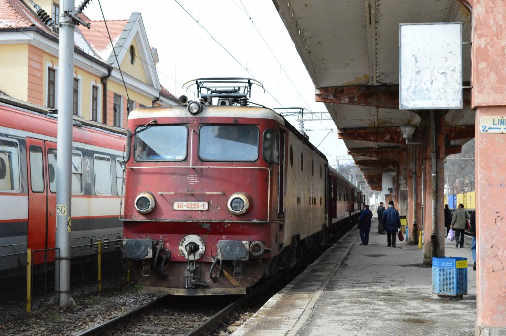 40-0229-1 mit einem Regionalzug in Sighisoara  (27.Mrz 2013)