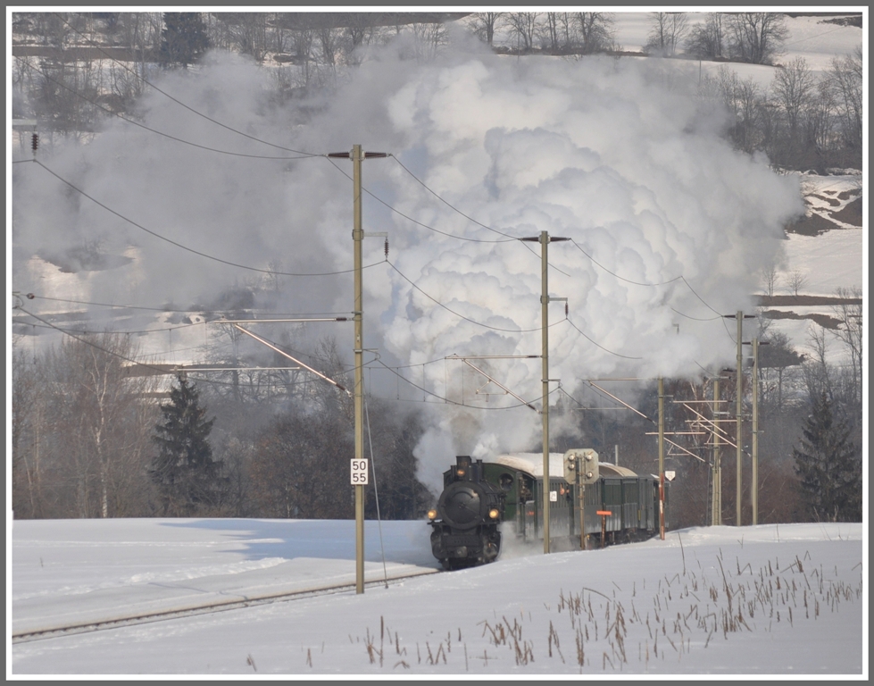 40 Grad klter als in Eritrea, aber auch 40 mal mehr Dampf. So hat jede der Bahnen und die unterschiedlichen Jahreszeiten ihren Reiz.
Davoser Rundfahrt mit G 4/5 107  Albula  vom 12.02.2012. Soeben hat der Dampfextrazug die Steigung zwischen Reichenau-Tamins und Bonaduz berwunden.
