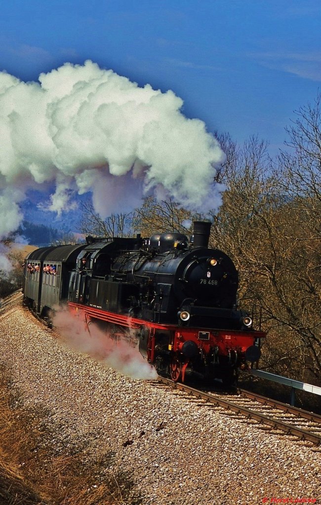 40 Jahre Eisenbahnfreunde Zollernbahn: 78 468 erklimmt mit einem Sonderzug die Steigung bei Burladingen (01.04.2013)