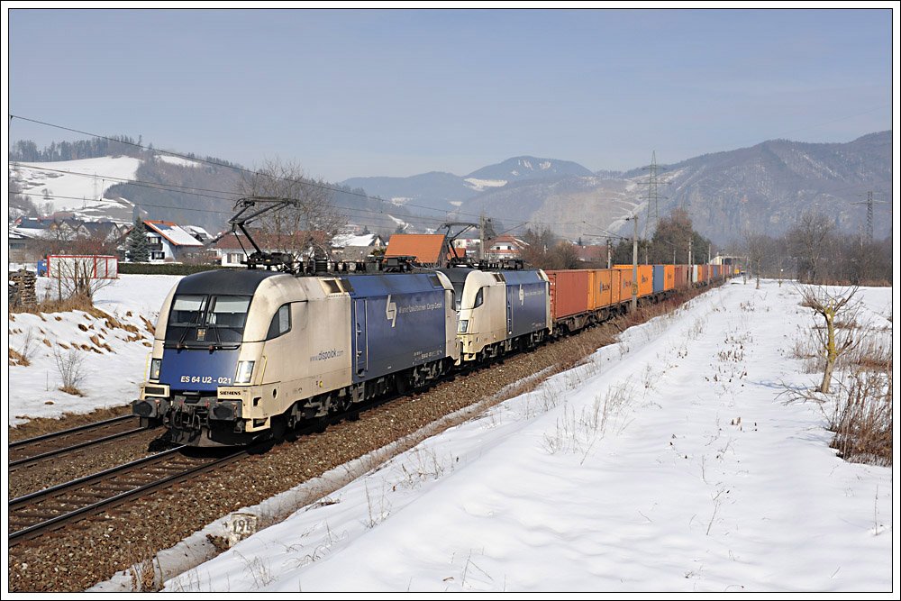 40 Minuten nach dem LTE Kaolinzug kam dann noch der seit Ende Mrz 2009 verkehrende TEC 61451 durch. Dieser Zug verkehrt jeweils donnerstags und freitags zwischen Enns und dem CargoCenter Graz in Kalsdorf (Planankunft 12:19). Frhmorgens am Freitag und Samstag erfolgt dann die Rckleistung als STEC 61450 ber den Semmering nach Wien Donaukaibf (Ankunft planm. um 5:02). Die Aufnahme zeigt den Zug wenige Meter vor der Durchfahrt der Haltestelle Stbing am 18.2.2010.