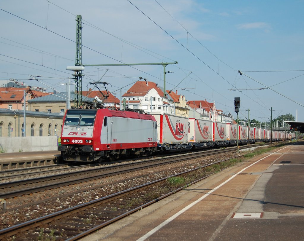 4003 der CFL ist mit dem DGS 49510 MARS Logistics auf der Filsbahn Richtung Kornwestheim unterwegs.Das Bild wurde in Esslingen am Neckar am 9.7.2013 aufgenommen.Ich denke ich spreche fr viele die im Filstal Fotos machen,aber das ist wohl zurzeit der schnste KLV auf der KBS 750!!.