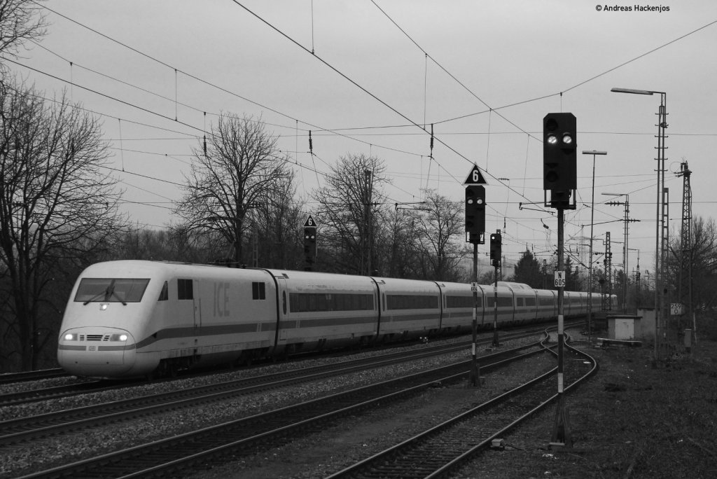 401 *** als ICE 870 (Basel SBB-Berlin Hbf (tief)) bei Efringen Kirchen 26.2.11