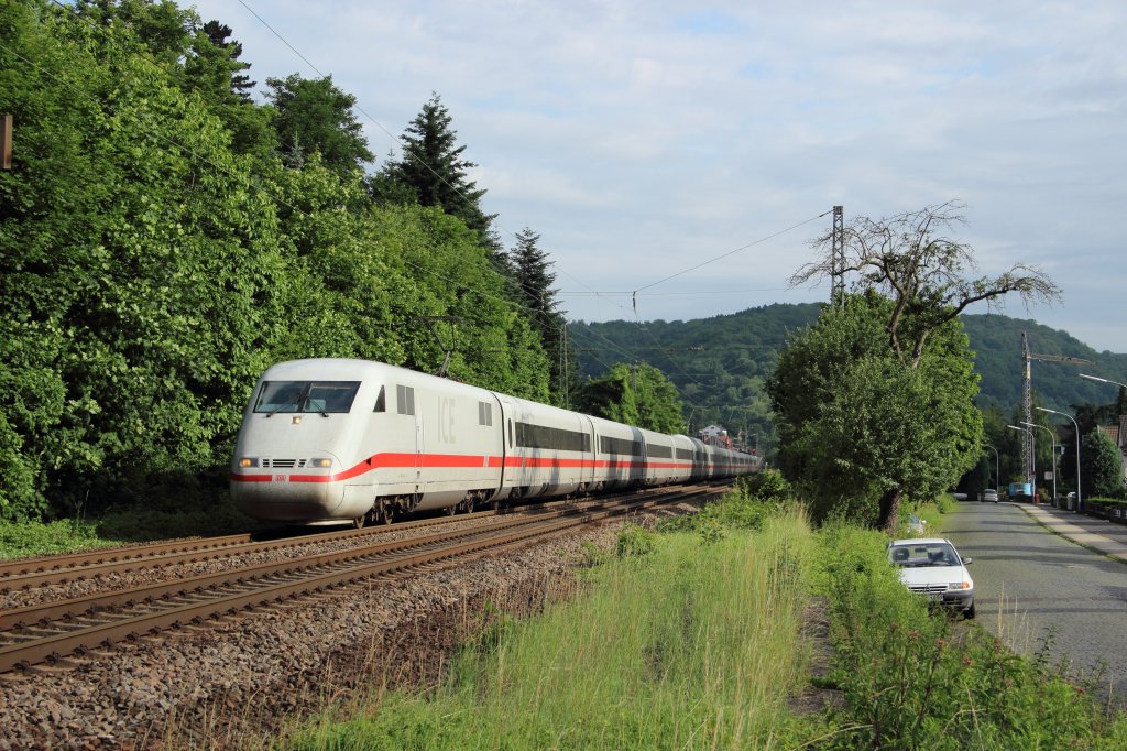 401 001-3  Gieen  als ICE 1023 Hamburg-Frankfurt in Oberwinter am 23.06.2012