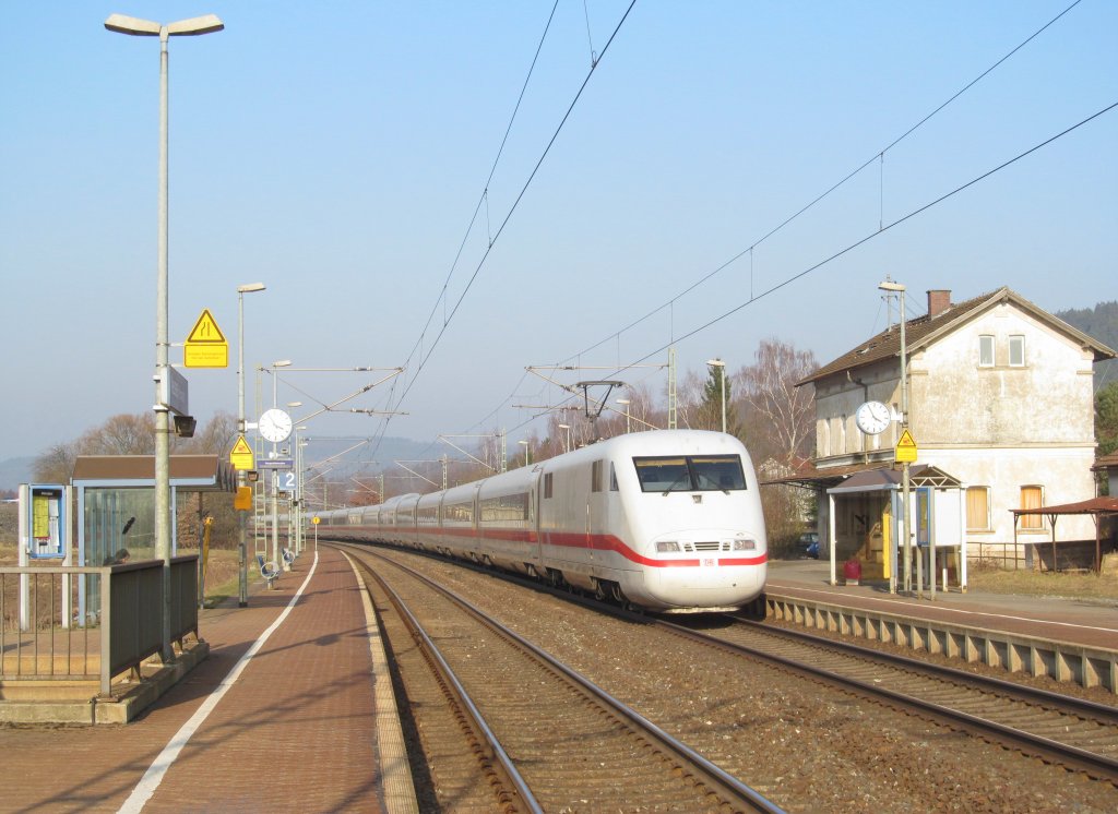 401 004-7  Mhldorf am Inn  durchfhrt am 08. Mrz 2013 als ICE 906 den Haltepunkt Neuses (b Kronach).