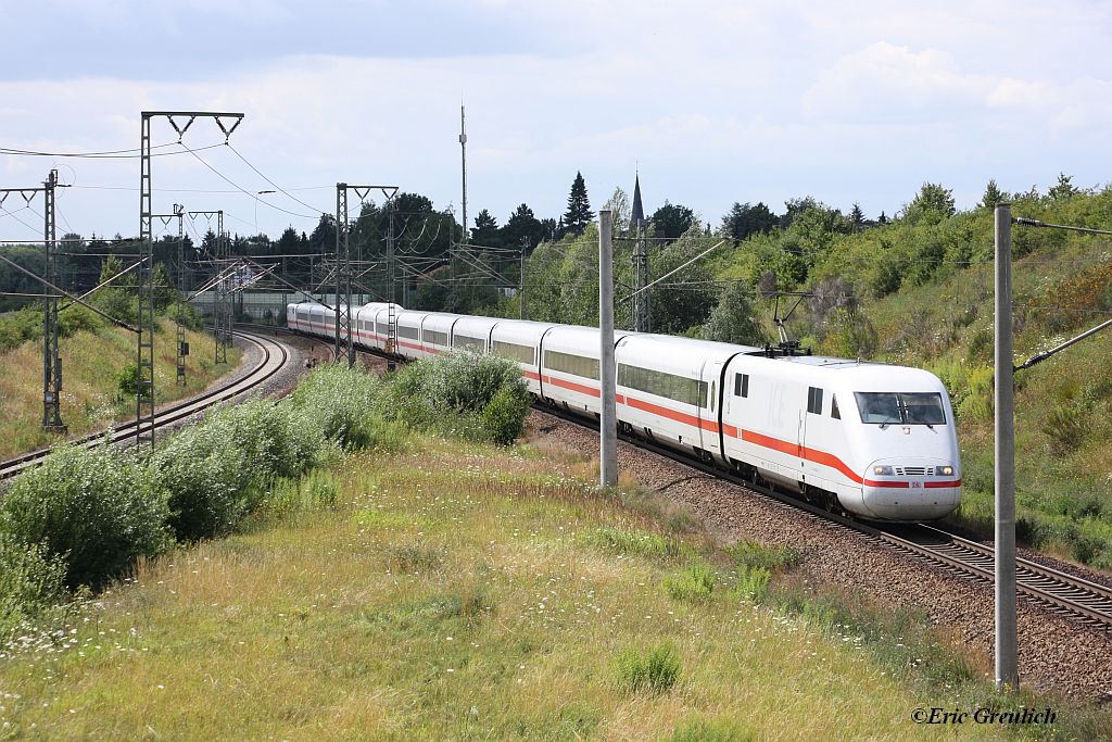 401 004 mit einem ICE von Stuttgart nach Berlin am 23.07.2011 bei Wedel.