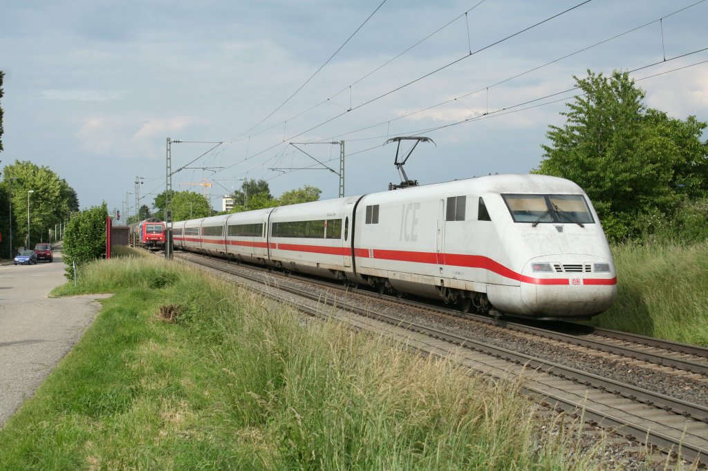 401 005-4 als ICE 270 von Basel SBB nach Berlin Ostbahnhof am 12.06.13 bei Bad Krozingen.