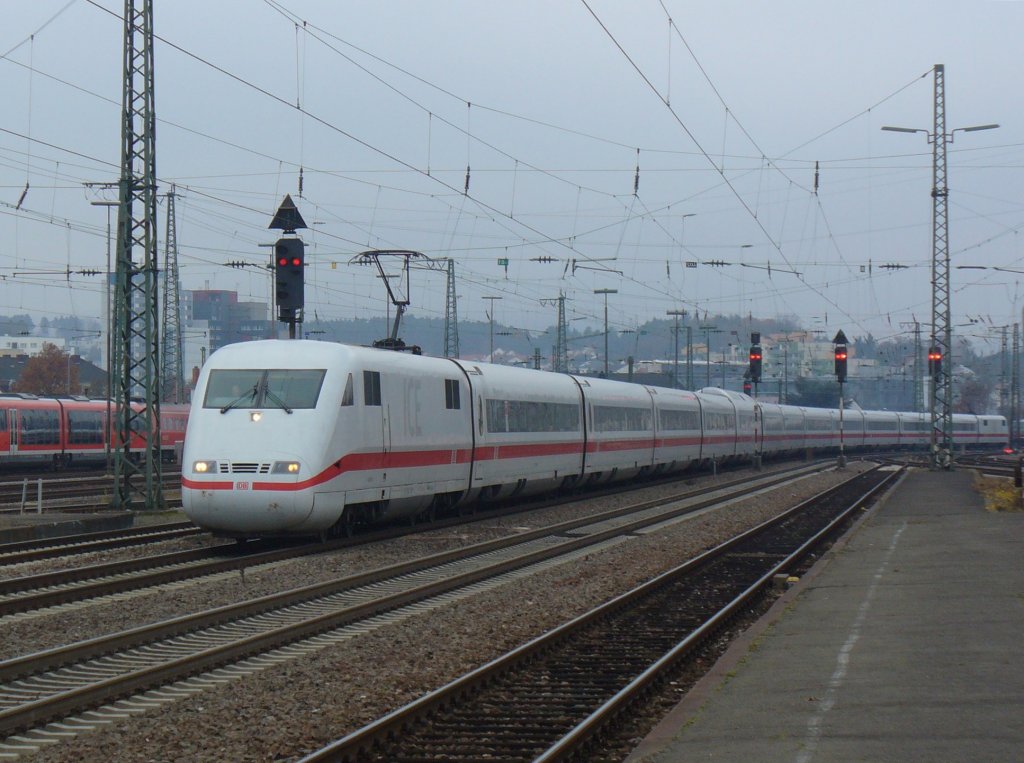 401 005 ist als ICE 756 Saarbrcken - Frankfurt (Main)am 25.11.2011 in Kaiserslautern