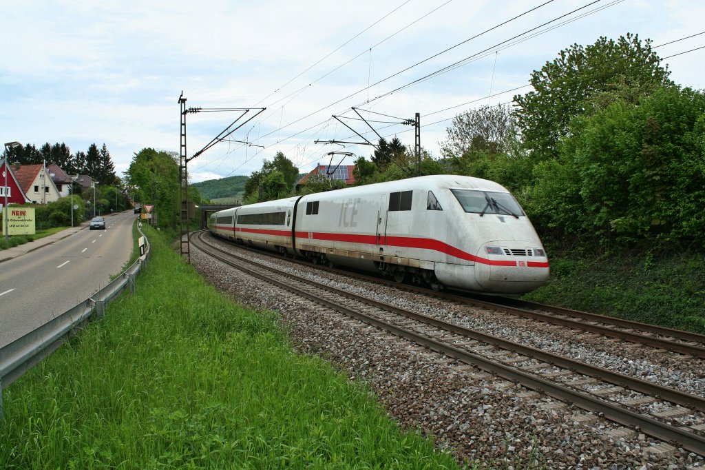 401 007-0 als ICE 70 am 09.05.13 in der Sdkurve vor Schallstadt.
Interessanter Weise fhrt der Zug seit Lngerem ohne Bistro durch Deutschland.