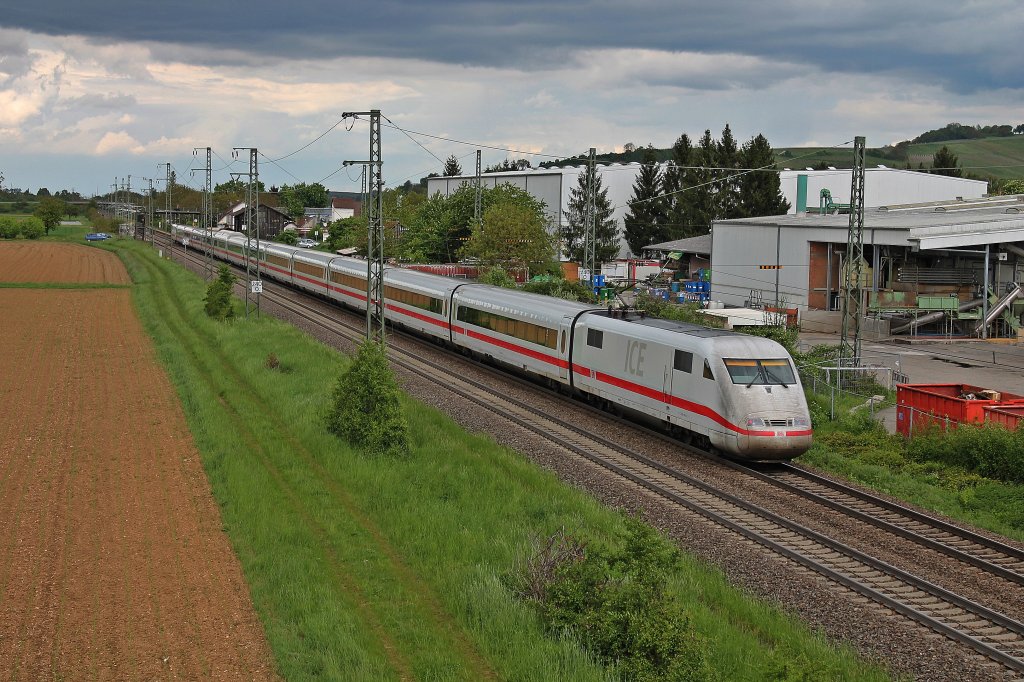 401 010-4 am 11.05.2013 als ICE 270 (Basel SBB - Berlin Ostbahnhof) bei der Vorbeifahrt am Jacoby Werk auf der KBS 703 in Auggen gen Norden.