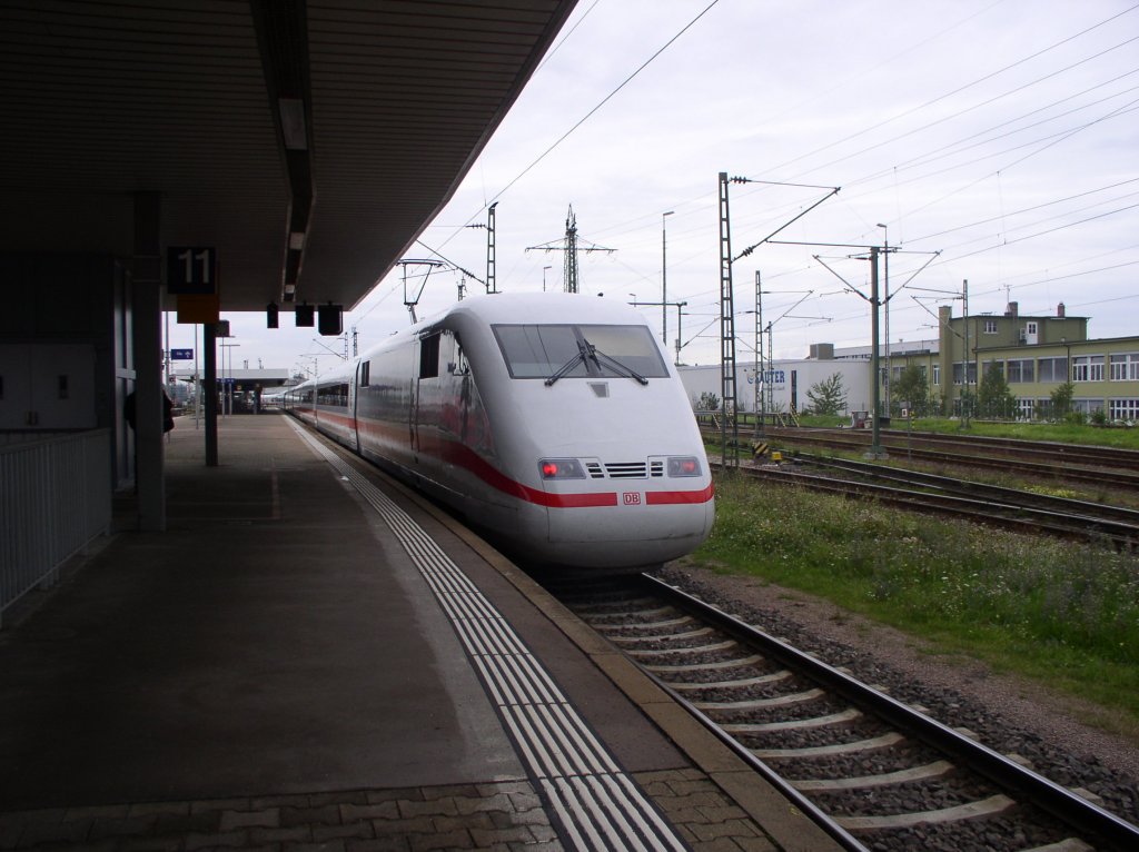 401 011-2 am 07.09.10 abgestellt in Basel Bad. Bf. Der Zug wird gleich als Lr nach Basel SBB und von dort aus dann als planmiger ICE in den Norden fahren.
Das interessante an dem Zug: Der Tz 111, also 401 011-2/511-1, ist der erste 401, bei dem die Triebkpfe neue IGBT-Stromrichter bekommen haben.