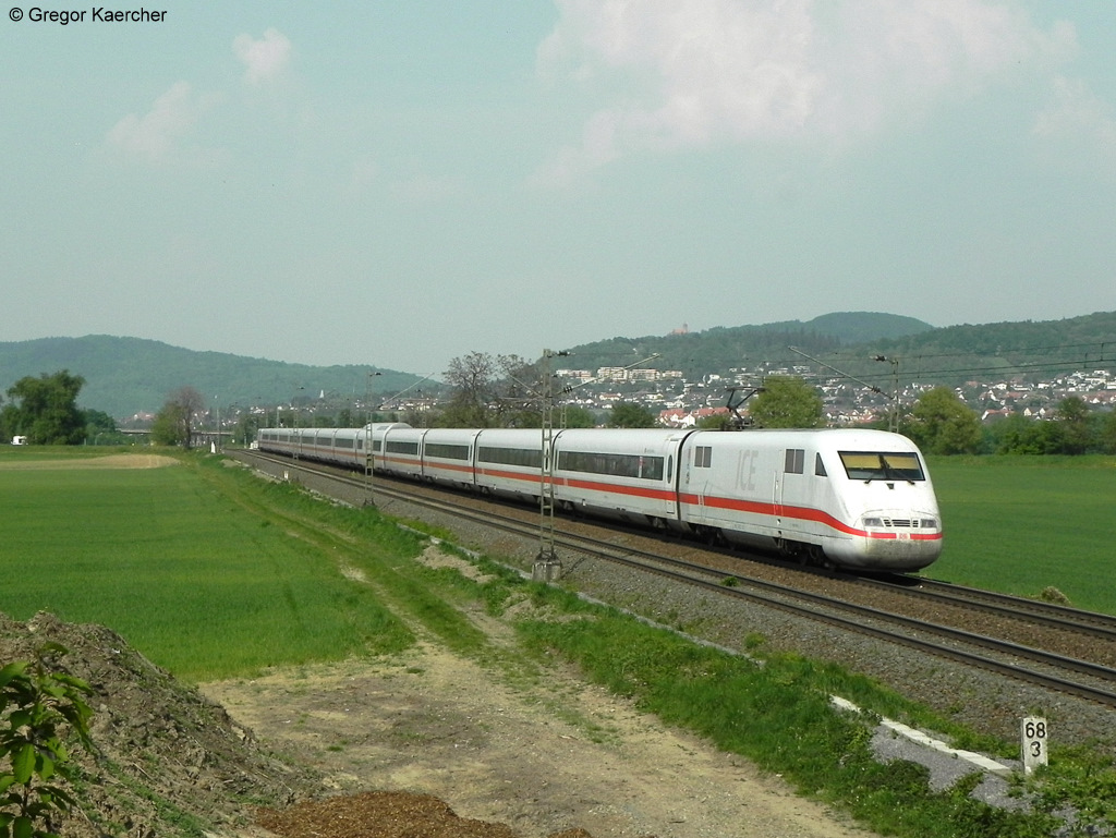 401 014-6  Friedrichshafen  als ICE 574 (Stuttgart - Hamburg-Altona) bei Heddesheim-Hirschberg (ehemals Grosachsen-Heddesheim). Aufgenommen am 24.04.2011. An diesem Tag fuhren die ICE-Zge wegen Bauarbeiten in Frankfurt-Stadion ber die Main-Neckar Bahn.