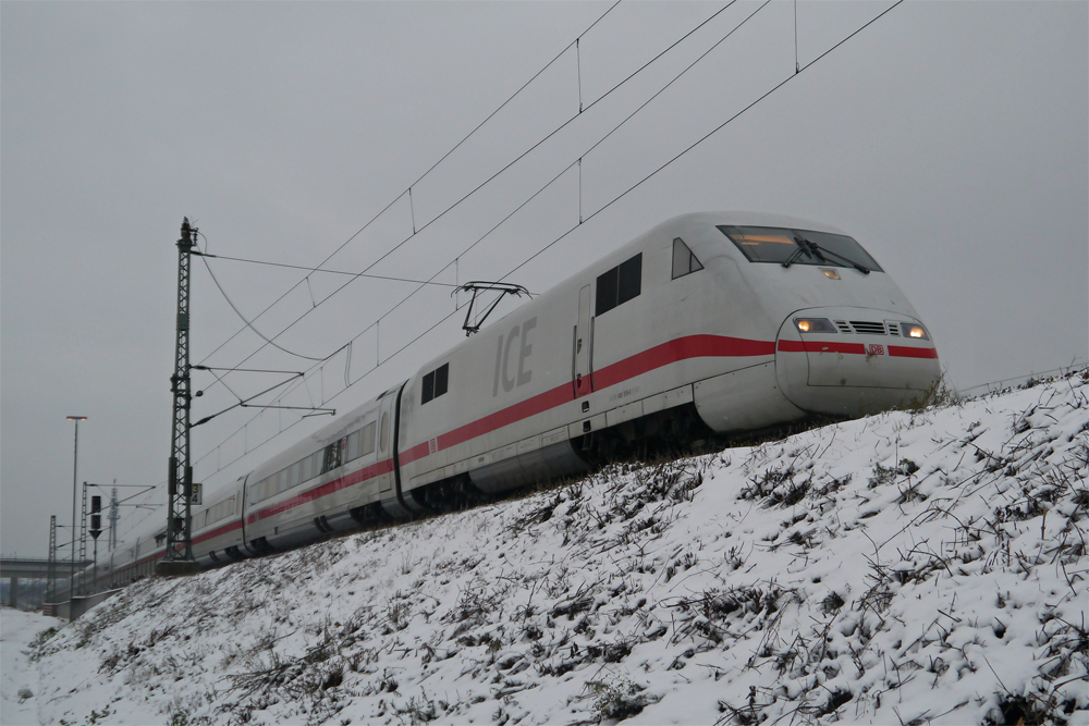 401 018-5 fhrt nur noch ein paar Minuten, bis er die letzten Kilometer in den  verschneiten Mannheimer Hbf hinter sich gebracht hat. (09.12.12)