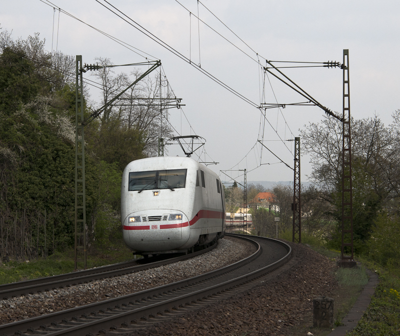 401 051-8 als ICE 70 (Basel SBB - Hamburg Altona) am 18. April 2010 bei Istein.