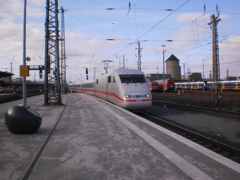 401 052-6 erreicht am 03.03.2013 mit einer leichten Versptung von 5 Minuten den Bremer Hauptbahnhof mit ICE 1129 nach Nrnberg. 