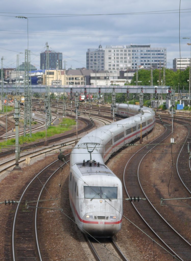 401 053 beschleunigt in der S-Kurve aus dem Mannheimer Hbf. (14.07.12)