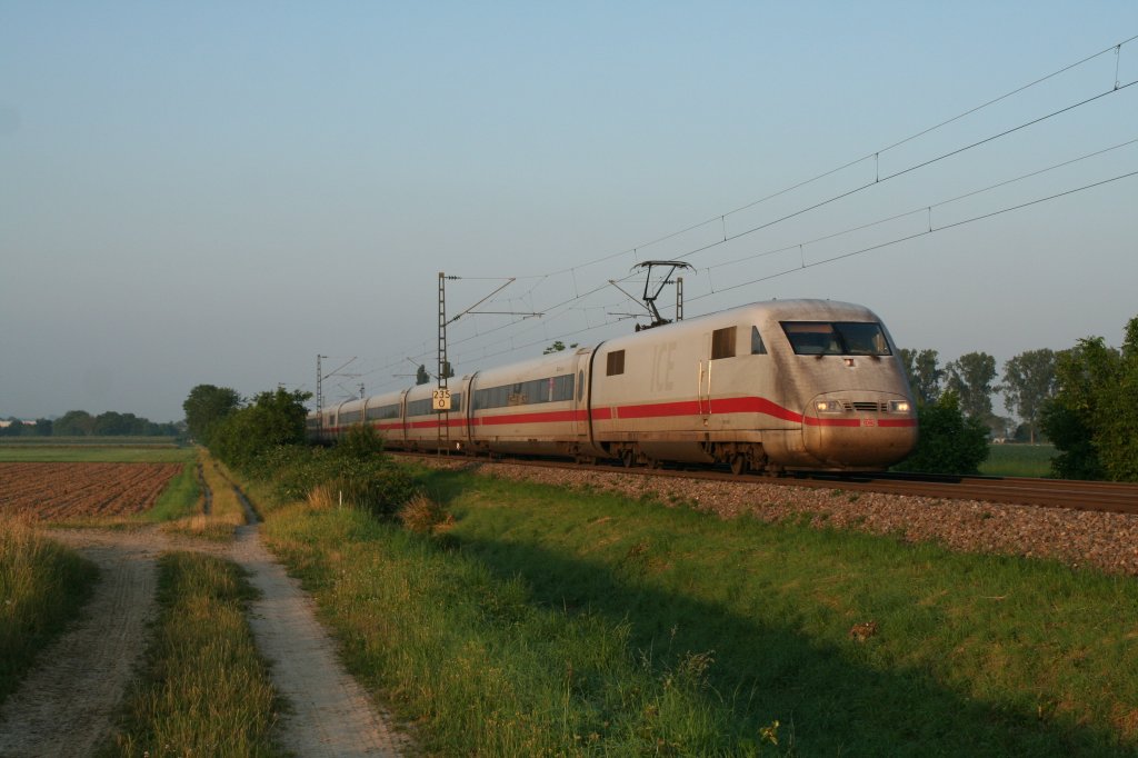 401 0558-2 als ICE 374 von Basel SBB nach Berlin Ostbahnhof am Morgen des 08.07.13 nrdlich von Mllheim (Baden) auf Hhe des Stadtteils Hgelheim.