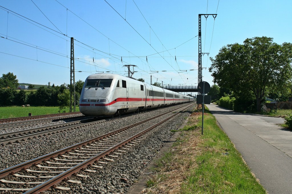 401 056-7 als ICE ___ von Berlin Ostbahnhof nach Basel SBB am 16.06.13 bei der Durchfahrt durch den Bahnhof Mllheim (Baden).