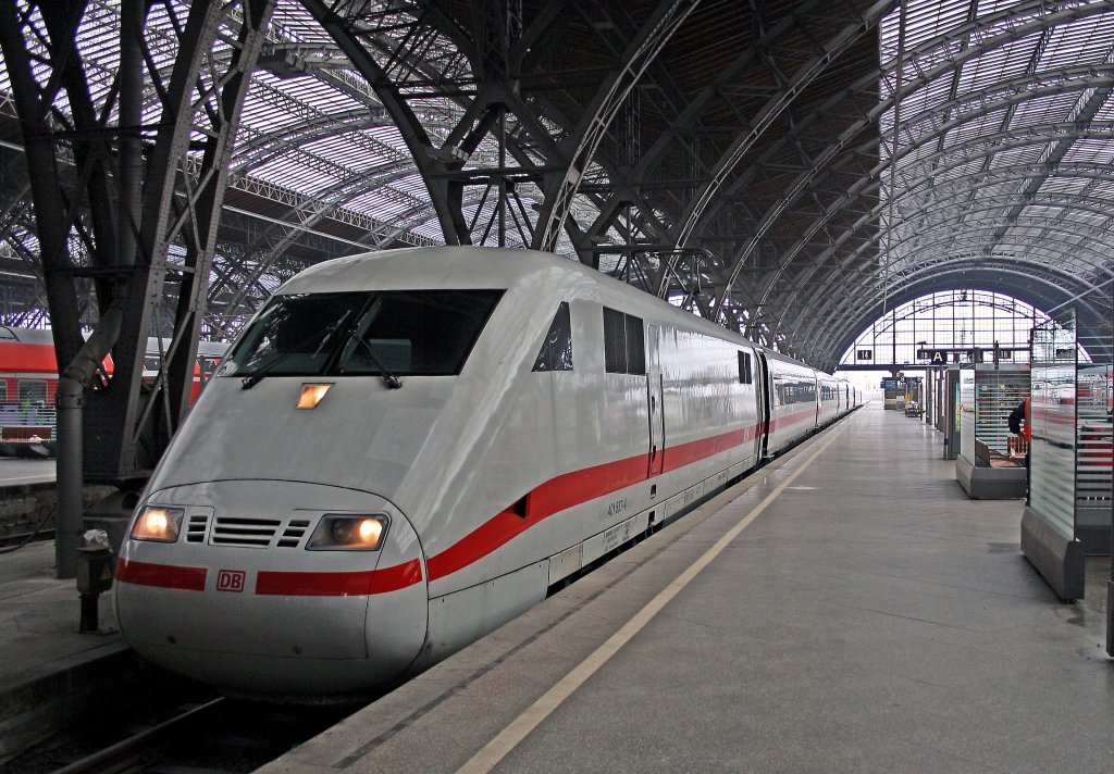 401 057 als ICE703 Hamburg-Altona - Leipzig gerade eben in Leipzig Hbf eingetroffen, 14.2.011.