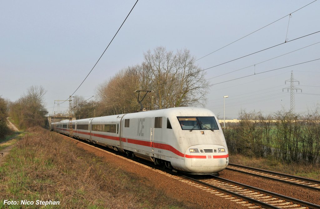 401 058-4 auf dem Weg nach Lehrte,passiert hier gerade Ahlten auf der Hannover GUB (08.04.10)