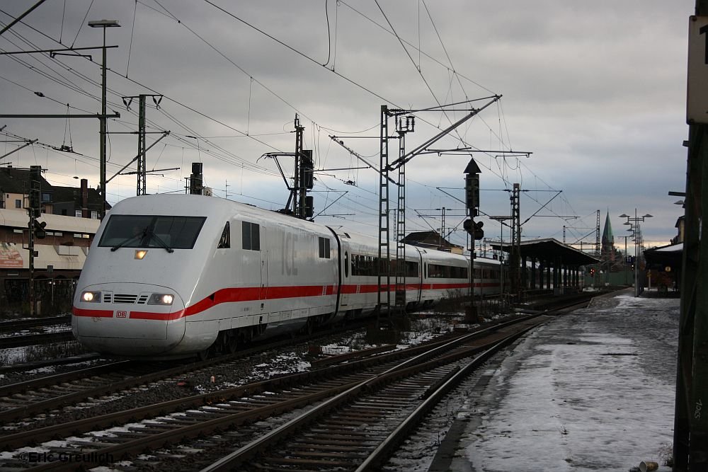 401 059 durchf�hrt mit einem ICE von Berlin nach Interlaken den Bahnhof Lehrte, wegen Bauarbeiten konnte dieser nicht den gewohnten Weg �ber Braunschweig und Hildesheim nehmen sondern musste via Wolfsburg und Lehrte umgeleitet werden. F�r Reisende nach Braunschweig und Hildesheim wurden Zusatzhalte in Wolfsburg und Hannover Messe/Laatzen gemacht.

Aufnahme vom 25.12.09