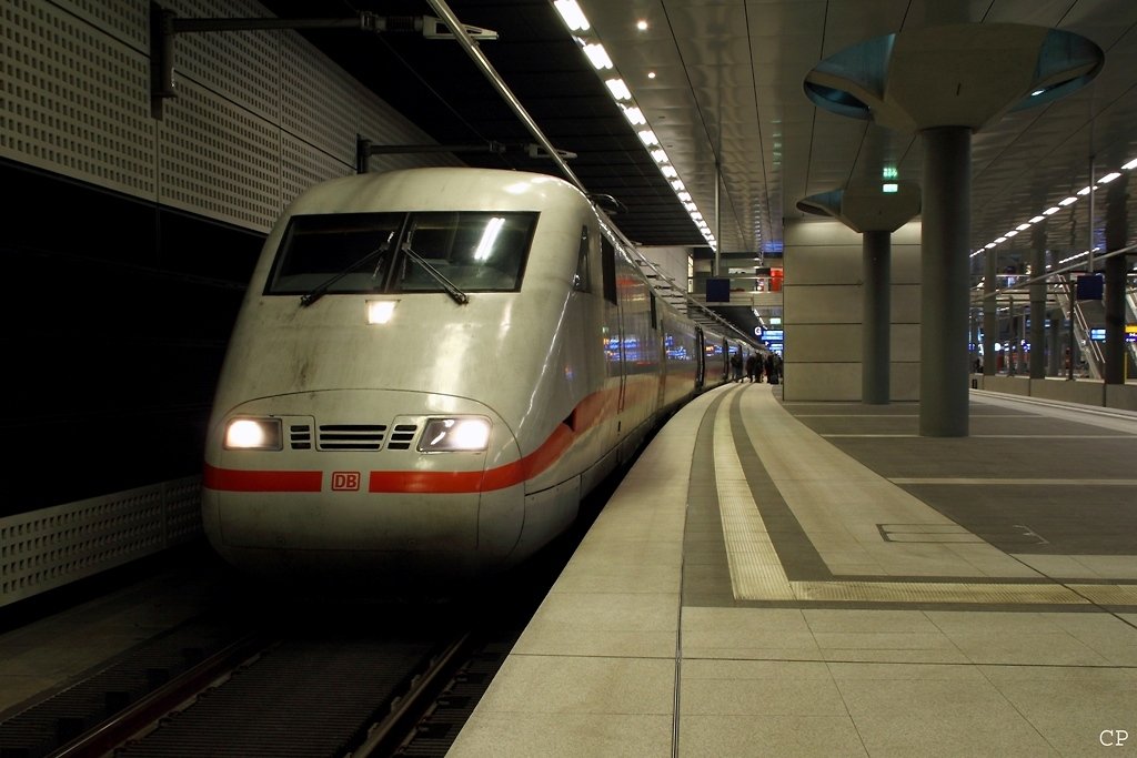 401 062-5 (?) steht am 12.12.2009 als ICE 794 nach Hamburg-Altona in den Tiefen des Berliner Hauptbahnhofs. 