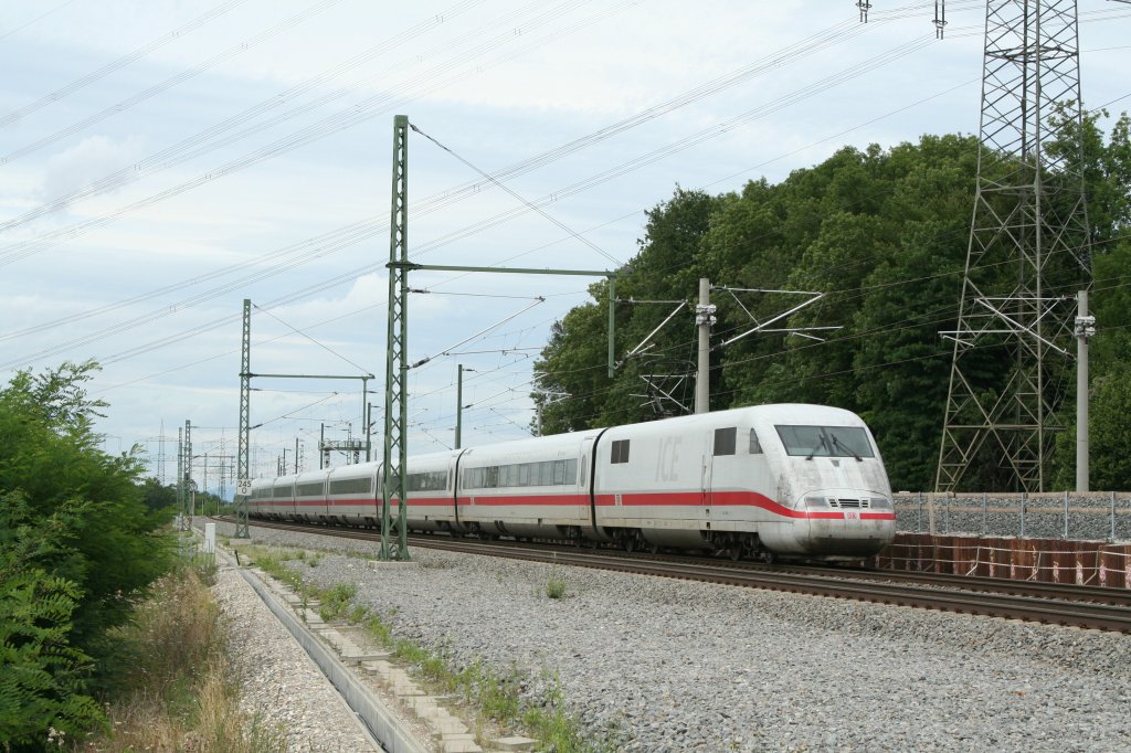 401 068-2 als ICE 870 nach Berlin Ostbahnhof am 19.07.12 sdlich von Schliengen.
