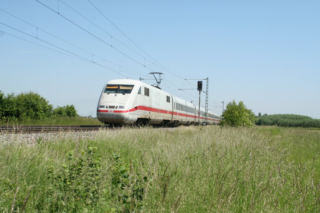 401 074-0 war am Vormittag des 06.06.13 von Interlaken Ost nach Berlin Ostbahnhof unterwegs. Hier ist der mit der Zugnummer 370 gekennzeichnete Zug sdlich von Buggingen zu sehen.