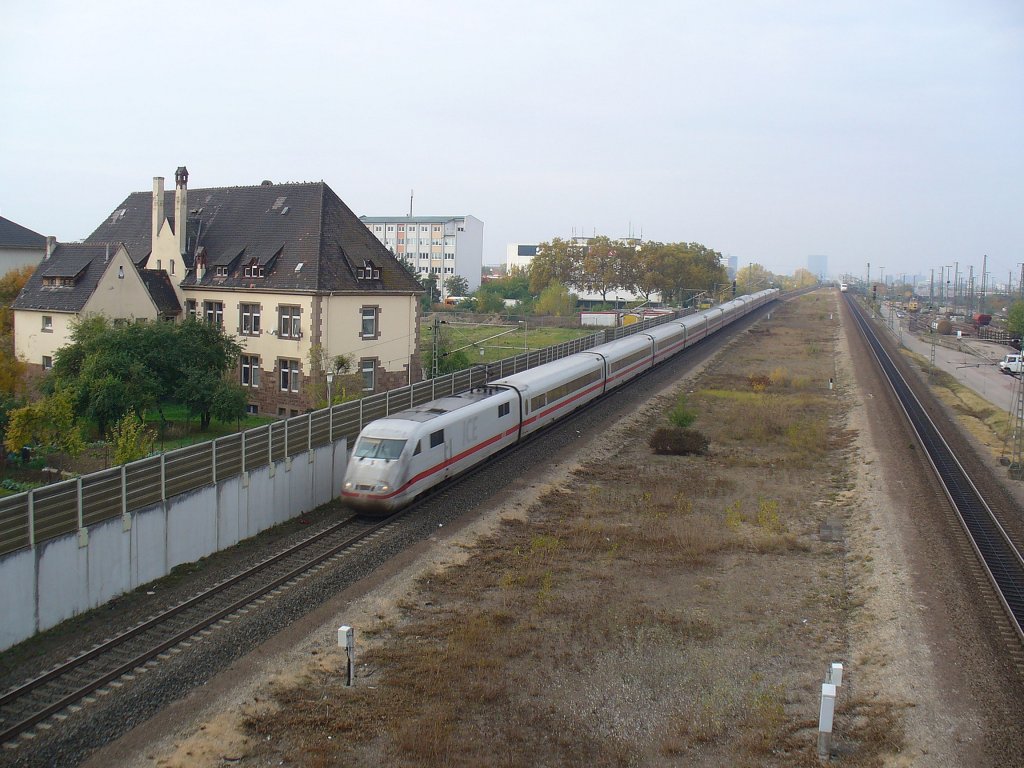 401 074 ist als ICE am 30.10.2011 in Mannheim 