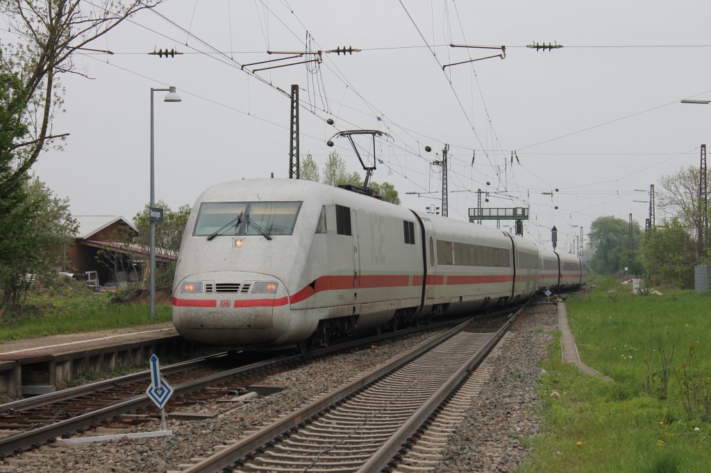 401 080-7 bei der Ausfahrt aus der Baustelle in Kenzingen. (02.05.2013)