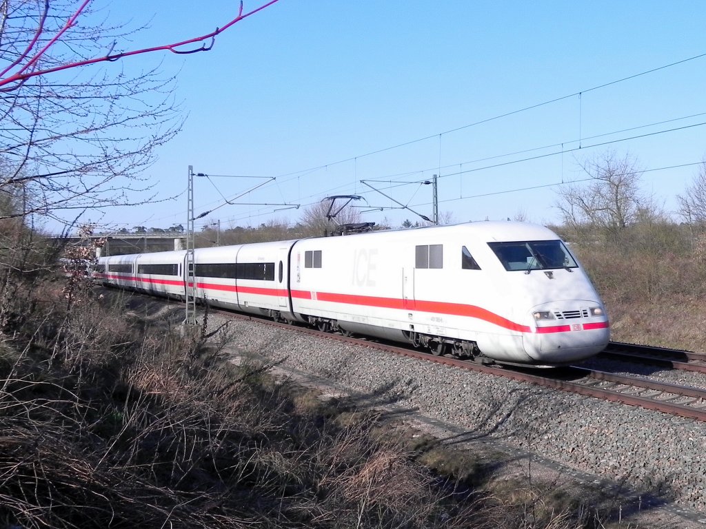 401 085-6 fhrt als ICE 277 Berlin - Interlaken am 20.03.2011 um 16:00 Uhr auf der Schnellfahrstrecke zwischen Mannheim und Hockenheim. Das Foto ist von einem Feldweg aus in der Nhe von Schwetzingen aufgenommen. 