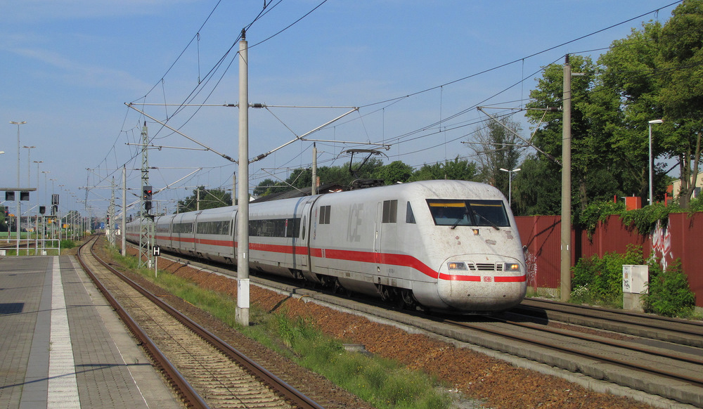 401 086-4 (Schweiztauglich) kommt hier mit dem ICE 876 aus Kassel-Wilhelmshhe durch Rathenow gefahren. In gut 'ner halben Stunde erreicht er dann die Hauptstadt Berlin und somit seinen Endbahnhof, nmlich Berlin Ostbahnhof. 06.07.2011