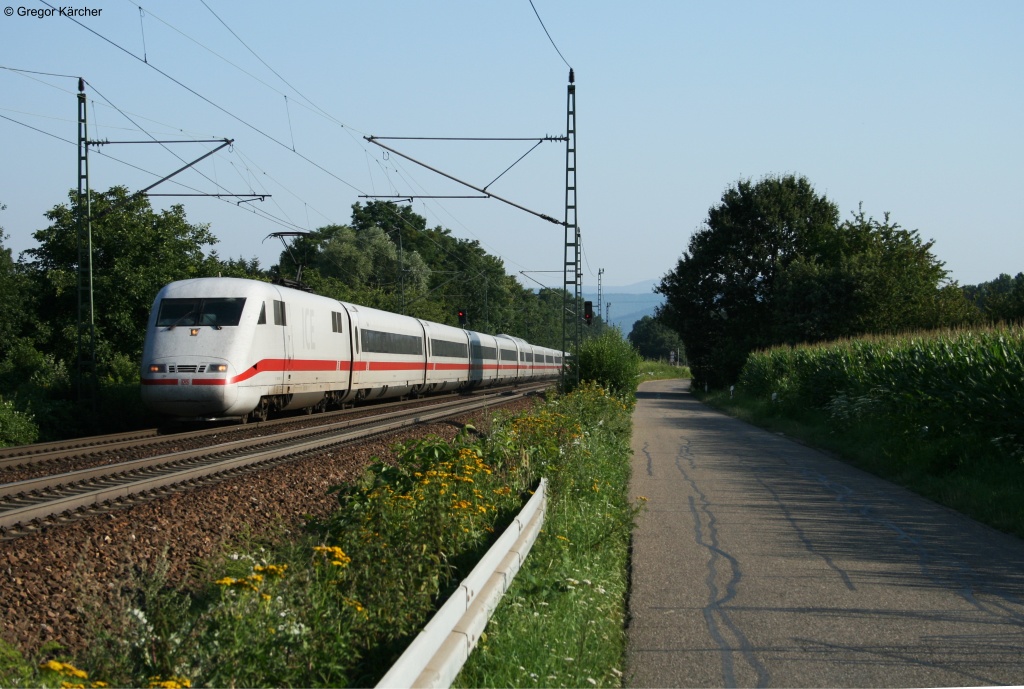 401 087  Fulda  durchquert als ICE 376 (Interlaken - Hamburg) den letzten zweigleisigen Flaschenhals der KBS 702 zwischen Rastatt-Sd und Rastatt Bahnhof. Aufgenommen am 24.07.2012 bei Rastatt-Niederbhl.