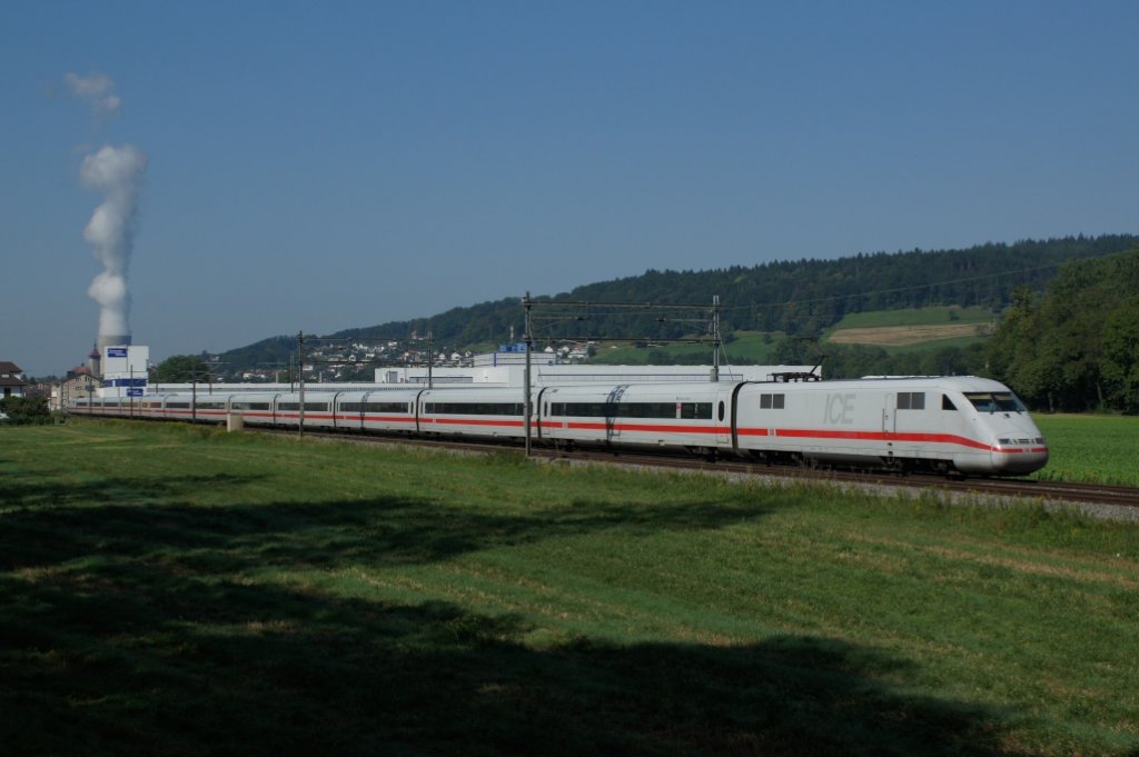 401 089-8 befindet sich am 19.8.12 an der Spitze des ICE 271 in Sch�nenwerd.