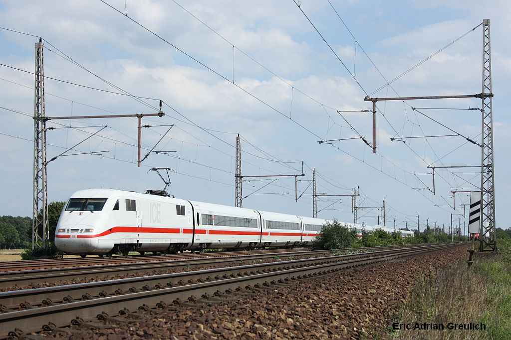 401 089 am 21.8.2010 in Dedensen auf dem Weg nach Hamburg.