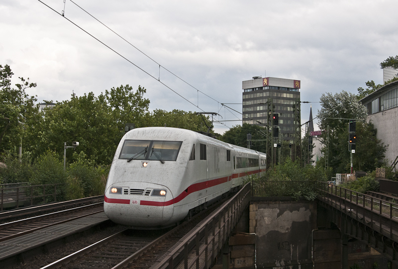 401 090-6  Ludwigshafen am Rhein  am 25. August 2010 als ICE 901 (Hamburg-Altona - Berlin Sdkreuz) in Hamburg-Dammtor.