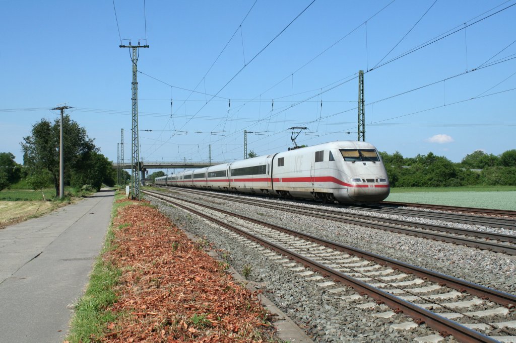 401 504-6 als ICE 270 Basel SBB - Berlin Ostbahnhof am Nachmittag des 16.06.13 im nrdlichen Bahnhofsteil von Mllheim (Baden).