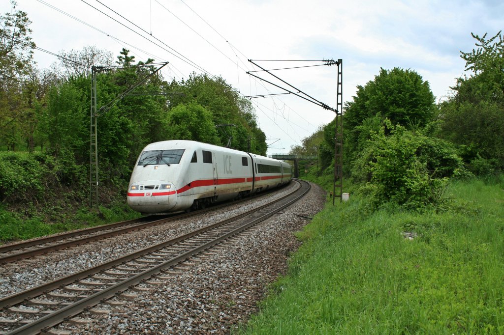401 507-9 als ICE 70 am 09.05.13 bei Schallstadt.
Kurrios: Der 401 fhrt seit Lngerem ohne Bistro durch Deutschland.