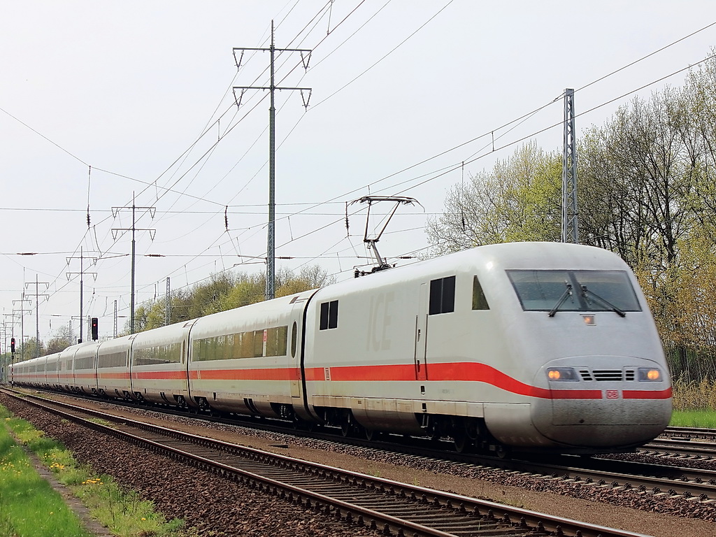 401 514-5  Friedrichshafen  in Richtung Berlin Ostbahnhof passiert am 03. Mai 2013 Diedersdorf auf dem  s�dlichen Berliner Au�enring. 